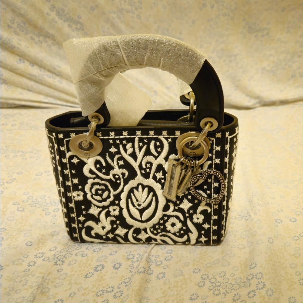 CHRISTIAN DIOR LADY DIOR FLORAL LIMITED
EDITION BAG sample